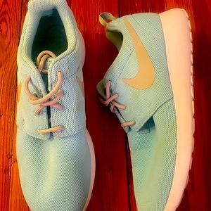 Size 9 nike roshes